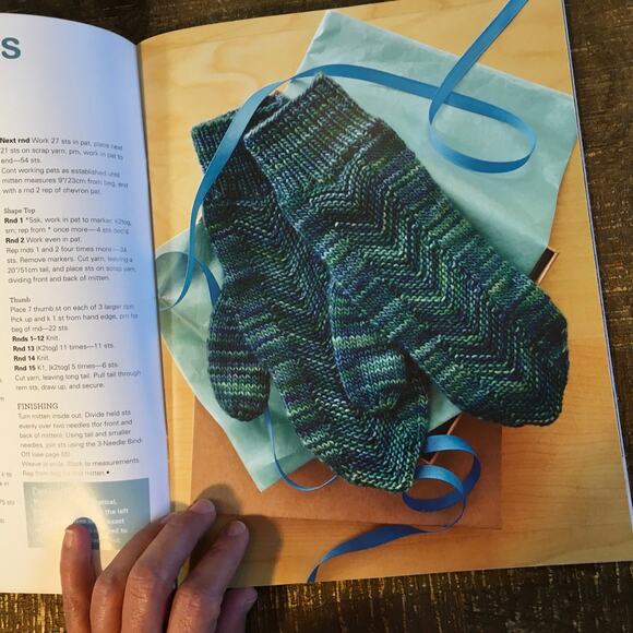 Mittens 101 Guide to Knitting Mittens and Wristlets NEW Warm Winter Knit Craft - Picture 5 of 9